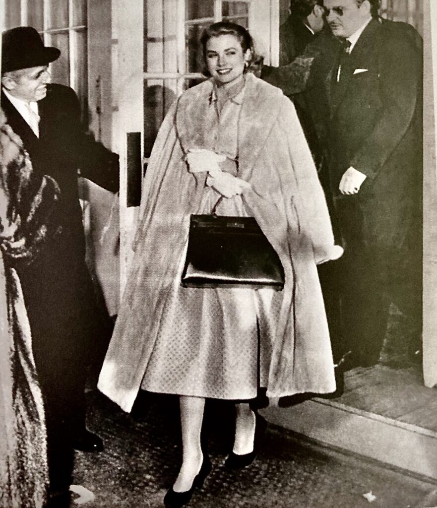In 1956, a photo of Grace Kelly, (who had become the new Princess of  Monaco) carrying the Sac à dépêches bag t… | Grace kelly, Princess grace,  Hooray for hollywood